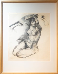 Figura femenina sentada con brazos en alto